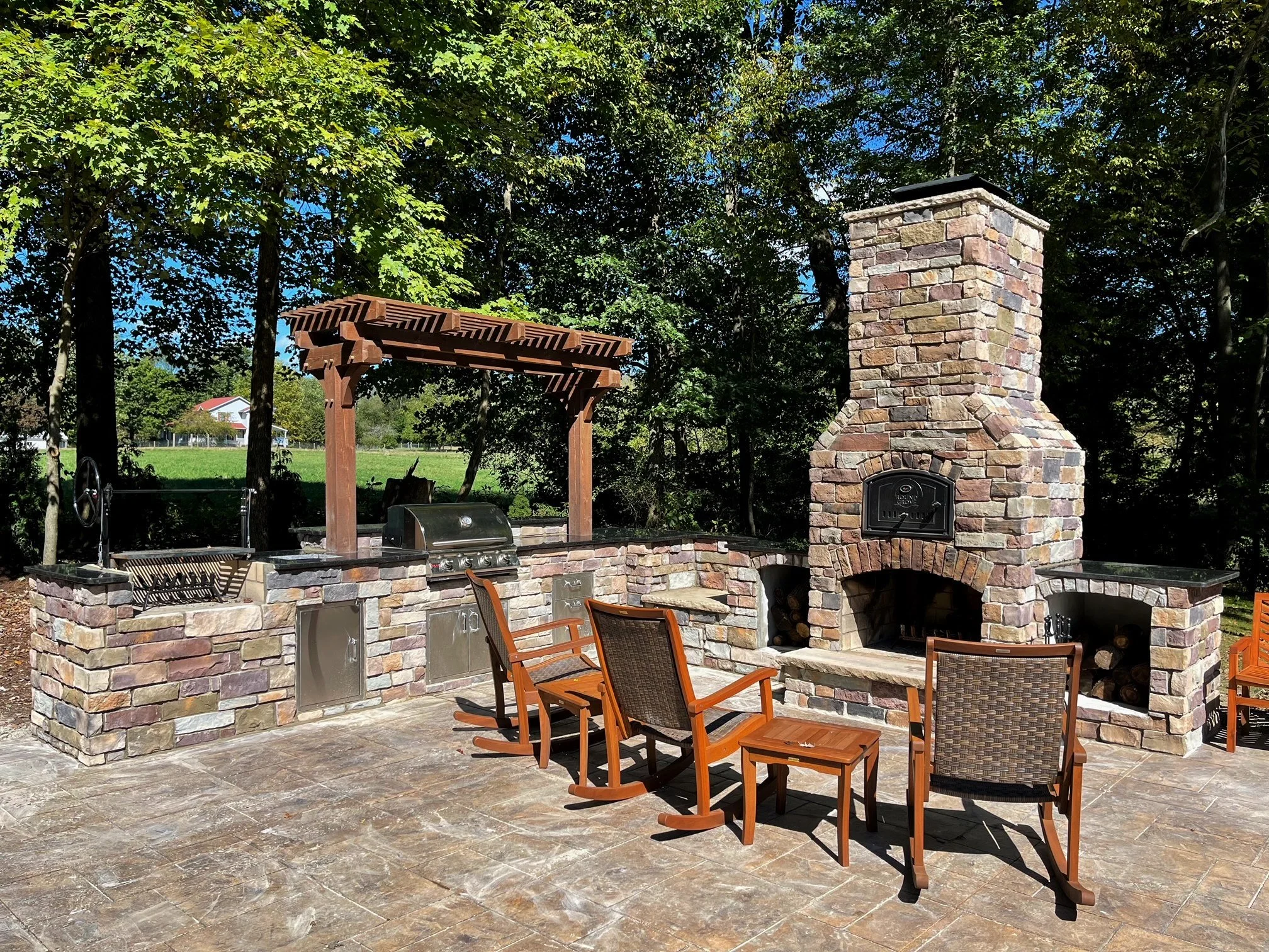 Outdoor pizza oven kitchen